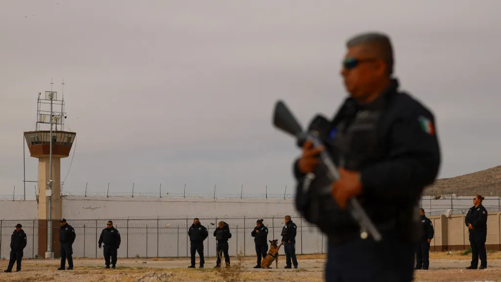 Příslušníci mexické vězeňské služby