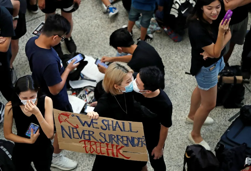 Protestující studenti v odletové hale letiště v Hongkongu