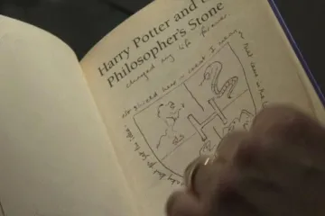 První Harry Potter s autorčinými rukopisy se vydražil za 4,6 milionu