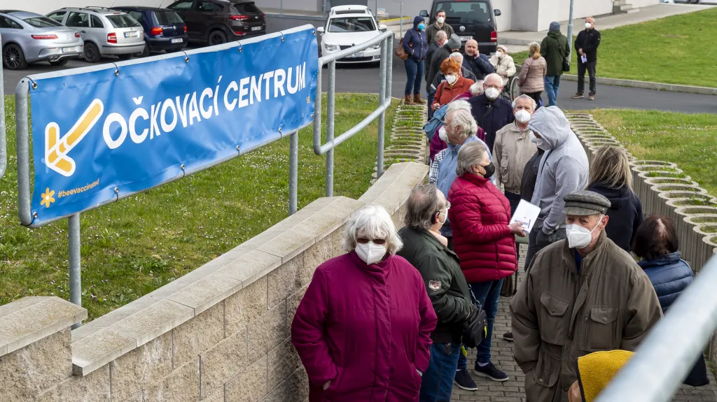Lidé čekají na vakcinaci před velkokapacitním očkovacím centrem v Mostě