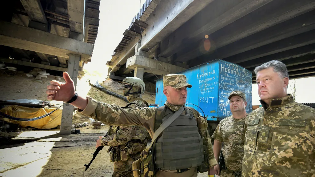 Petro Porošenko během návštěvy Donbasu