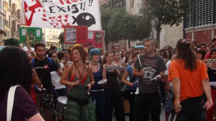 Španělé horkou krev nezapřou. Demonstrace doprovází hudba i tance.