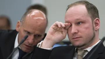 Anders Breivik (vpravo) a jeho obhájce Geir Lippestad