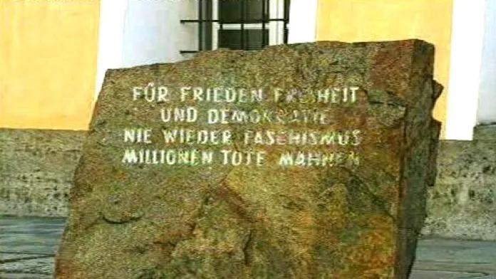 Pamětní deska před Hitlerovým rodným domem