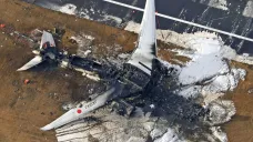 Vrak letadla společnosti Japan Airlines na letišti Haneda