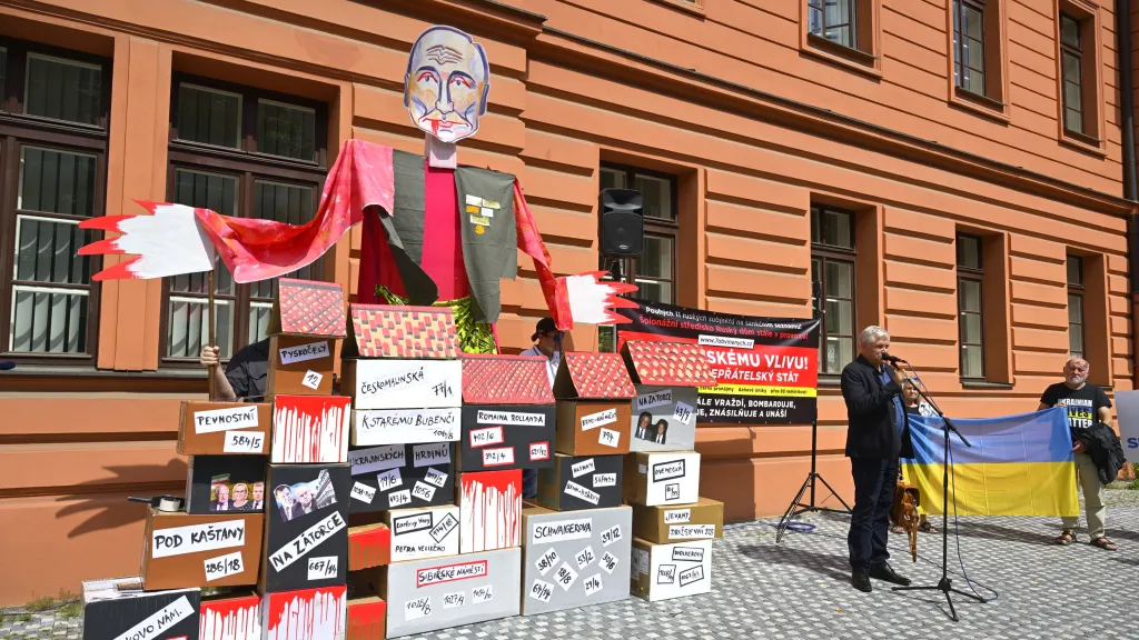 Shromáždění spolku Kaputin před budovou obvodního soudu pro Prahu 6, 6. 5. 2025