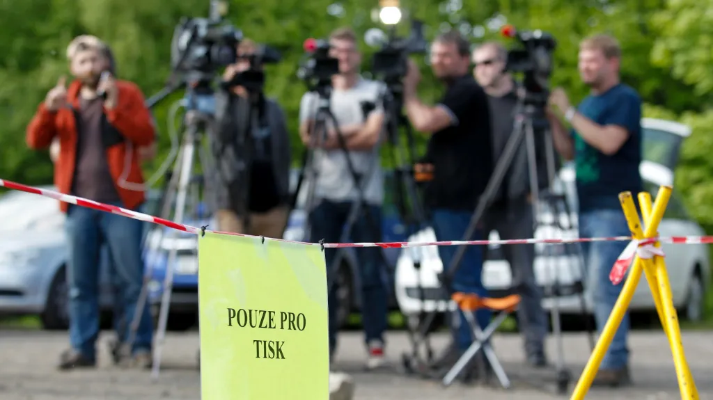 Novináři před rýnovickou věznicí
