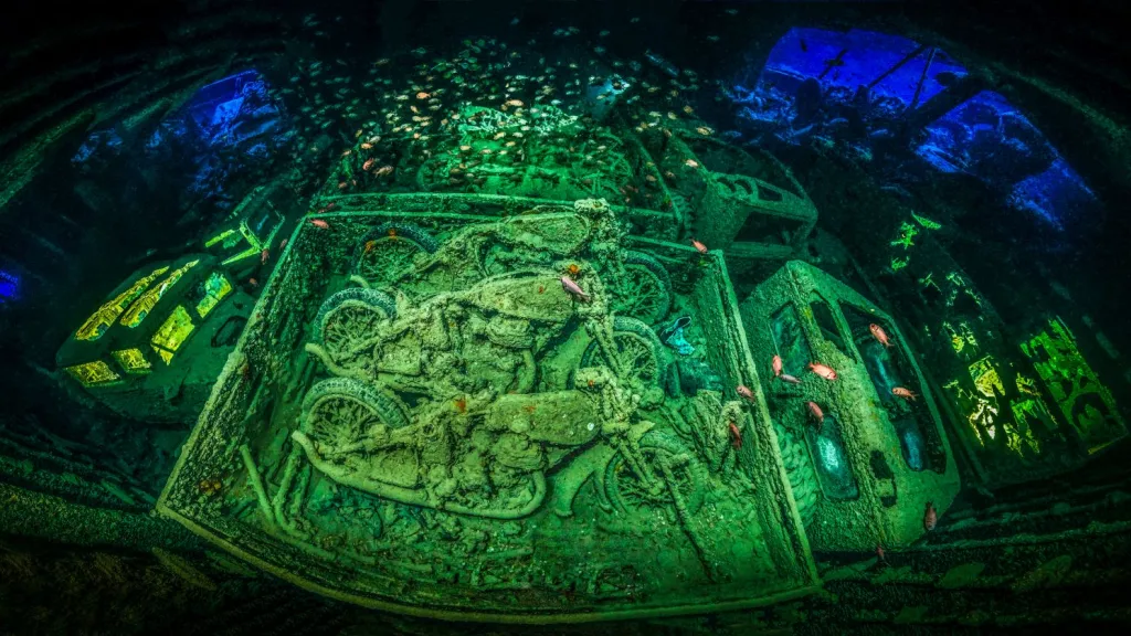 Vítězná fotografie. Panorama britské válečné lodi z II. světové války v Rudém moři. Jsou na ní vidět motorky Norton 16H uložené v nákladních vozech Fordson WOT 3.