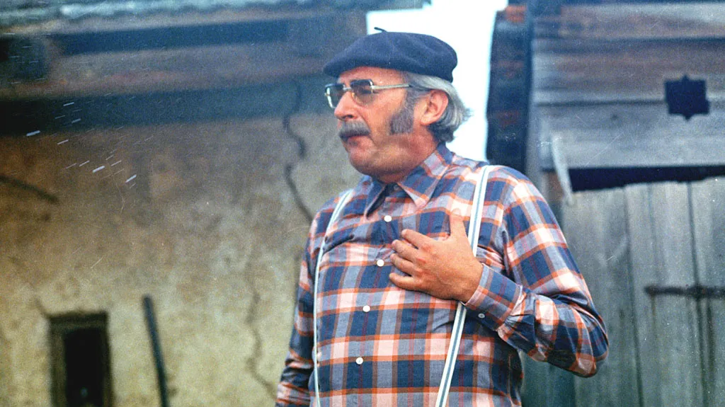 Jiří Sovák v roli Evžena Humla, revizora v invalidním důchodu, v seriálu Chalupáři