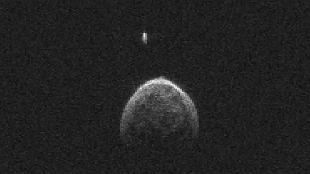 Radarový snímek asteroidu i s jeho měsícem
