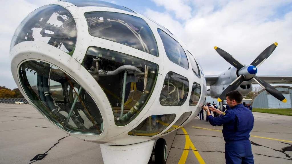 Na pardubickém letišti přistál ruský letoun Antonov An-30B