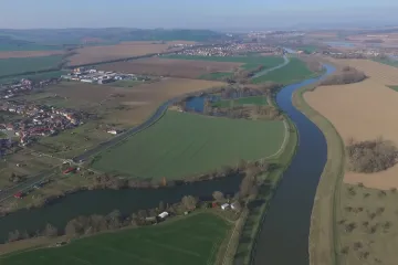 Plány na splavnění řek a propojení tří moří plní archivy už léta. Realizace je stále na vodě