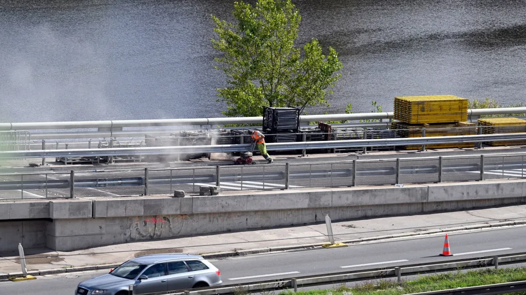 Opravy Barrandovského mostu