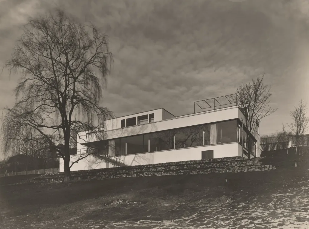 Fotografie není datována. Architekt Mies van der Rohe, Vila Tugendhat v Brně