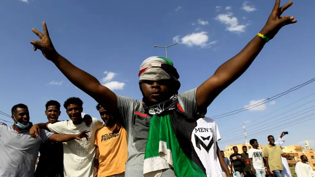 Lidé protestují v listopadu 2021 proti převzetí moci armádou v hlavním městě Chartúmu