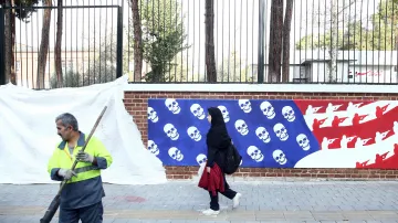 Zeď u bývalé ambasády USA v Teheránu dostala novou tvář – s lebkami