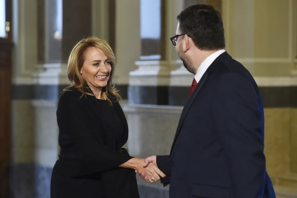 Michal Lukeš vítá pražskou primátorku Adrianu Krnáčovou na slavnostním otevření historické budovy Národního muzea.