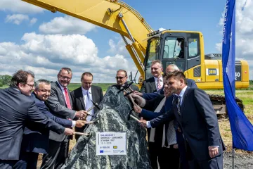 Dálnice D11 vykročila od Hradce k hranicím. K Jaroměři ale spíše klopýtá