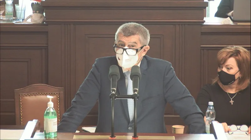 Mimořádná schůze sněmovny o vyslovení nedůvěry vládě (9:00–11:00)