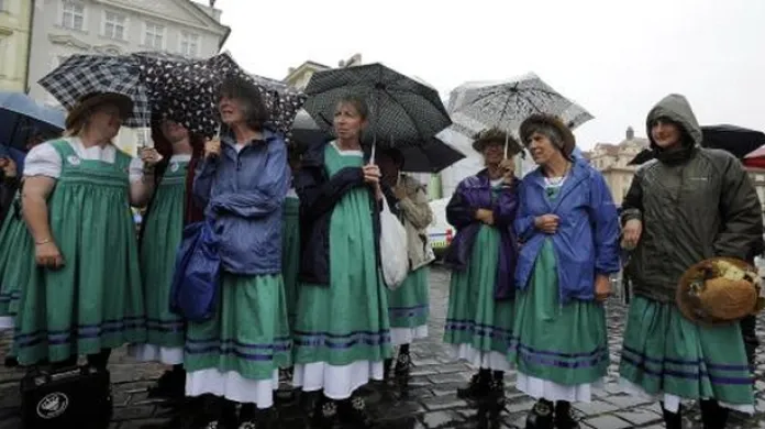 Mezinárodní setkání amatérských folklorních souborů Pražské folklorní dny skončil 30. července na Staroměstském náměstí v Praze. Kvůli nepřízni počasí se průvod souborů nekonal.