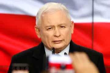 Neústupný a takřka neviditelný. Kaczyński roky ovládá Polsko ze zákulisí