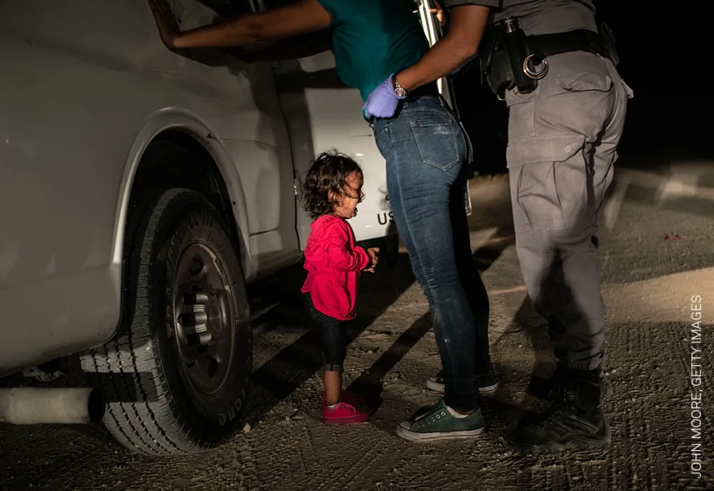 VÍTĚZNÁ FOTOGRAFIE ROKU. John Moore, Getty Images - Honduraská holčička Yana brečí při zadržení své matky Sandry Sanchezové na mexicko-americké hranici.