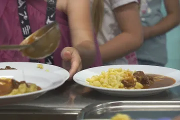 Děti v nouzi díky projektu opět dosáhnou na obědy ve školních jídelnách