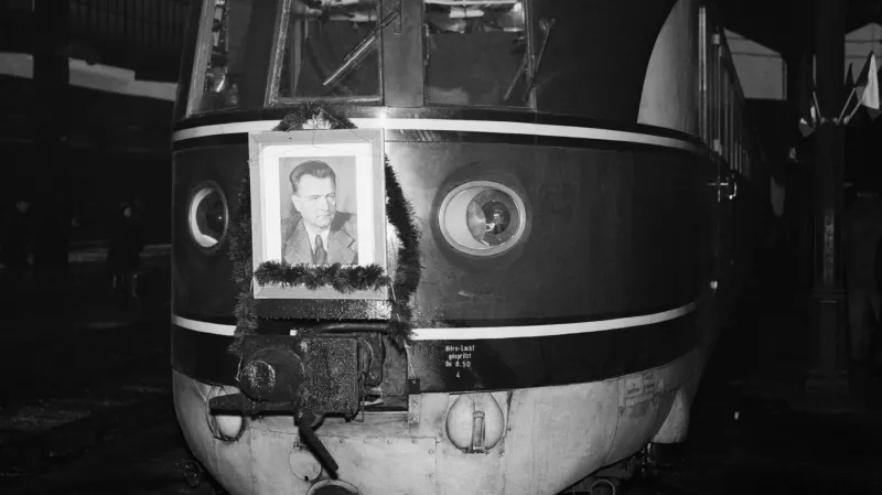 Létající Hamburčan ve službách u ČSD „ozbdobený“ portrétem Klementa Gottwalda