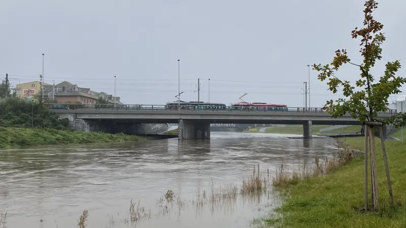 Morava v Olomouci je na druhém povodňovém stupni, má dál stoupat