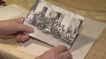 Marie Brichtová ukazuje archivní fotku