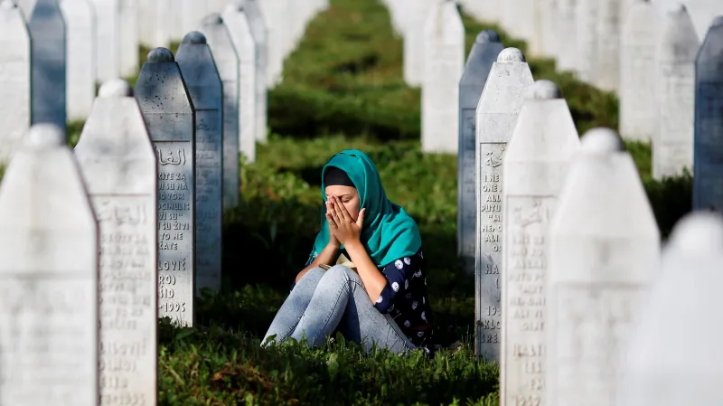Neznámá žena truchlí na hřbitově v Potočari nedaleko Srebrenice