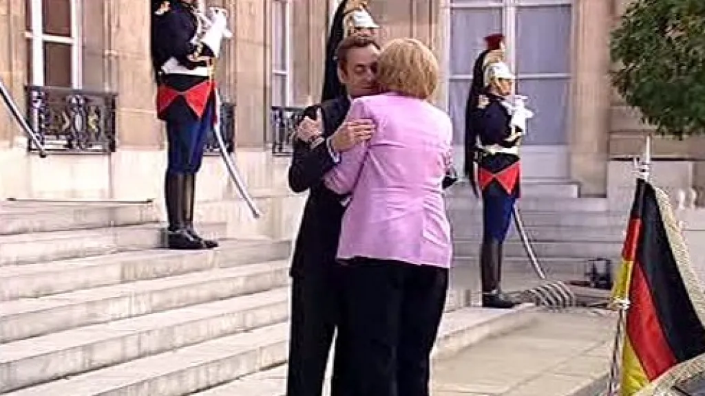 Francouzský prezident vítá německou kancléřku