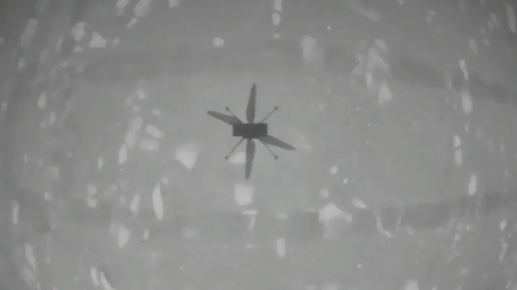 Vrtulník Ingenuity vyfotil při letu svůj stín na Marsu