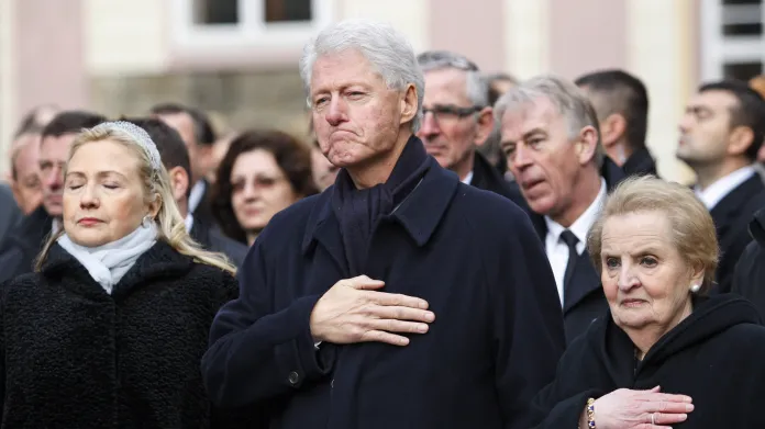 Bill Clinton na pohřbu Václava Havla. Po pravici má manželku Hillary, po levici bývalou ministryni zahraničí Madeleine Albrightovou