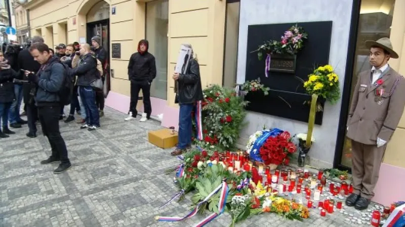 Památník 17. listopadu na Národní třídě po 8:00 Zdroj: ČT24