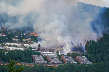 Hasiči na jihu Norska pokračují v boji s rozsáhlým požárem obytné oblasti