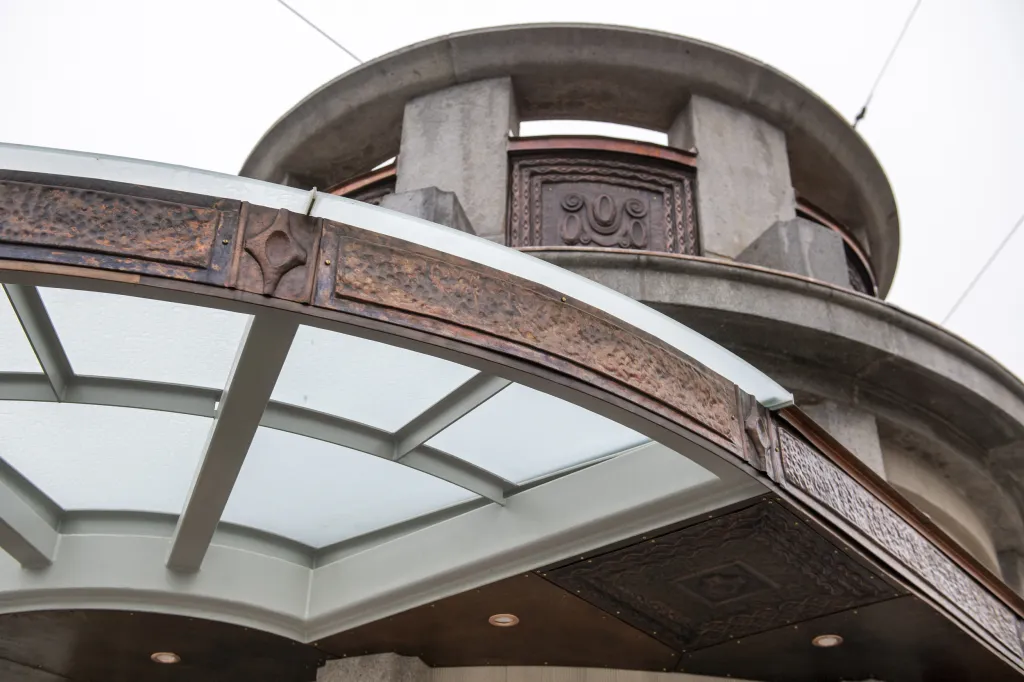 Postupná obnova kiosků a rekonstrukce zaniklých prvků se dělá podle originální dokumentace úpravy obou předmostí, podepsané architektem Janem Kotěrou v květnu 1910