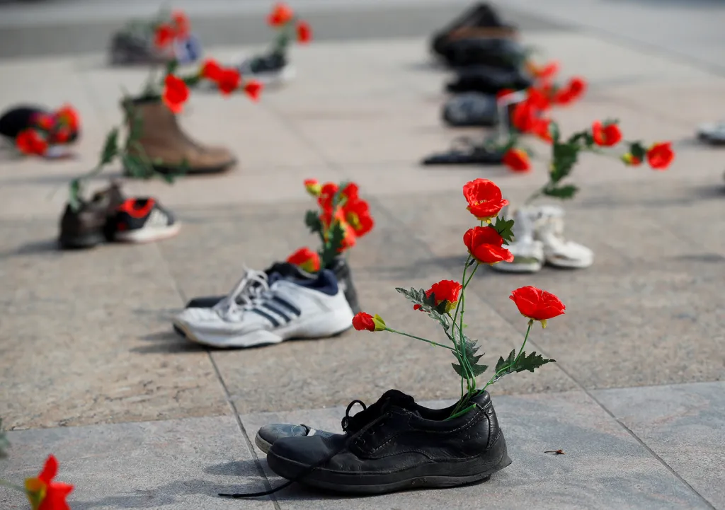 Boty s květinami na chodníku během demonstrace proti projevu íránského ministra spravedlnosti před Radou pro lidská práva na půdě OSN v Ženevě