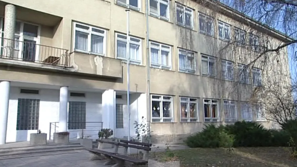 Škola v Nenkovicích chátrá