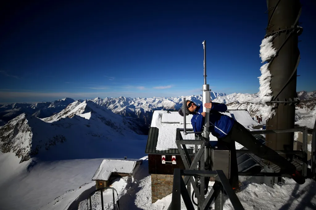 Meteoroložka Elke Ludewigová z Ústředního ústavu pro meteorologii a geodynamiku (ZAMG) ve Vídni sleduje měřítko ledové zátěže na observatoři Sonnblick ve výšce 3 106 metrů nad mořem, která se nachází v pohoří Hohe Tauern