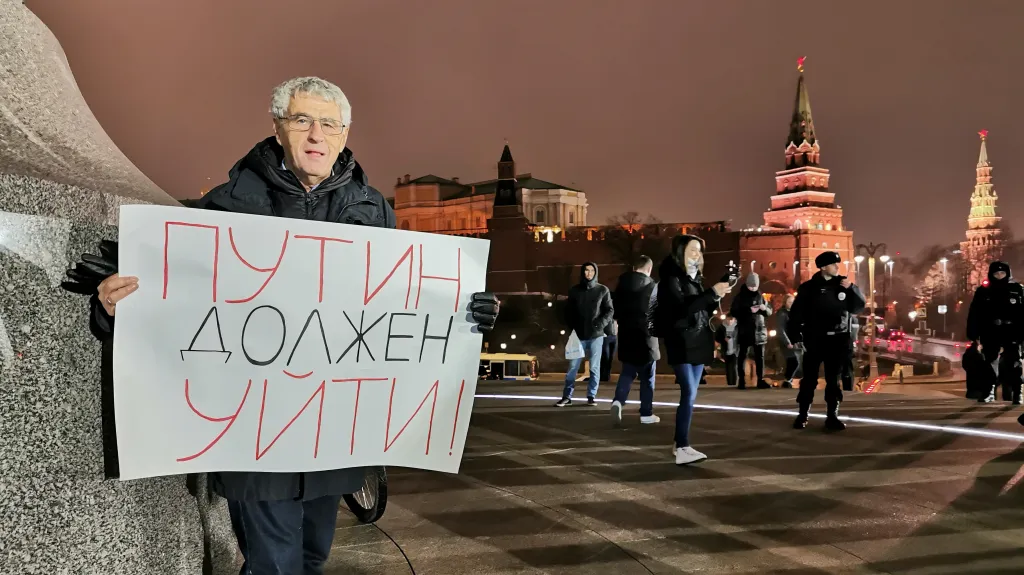 Protestující u Kremlu s transparentem: Putin musí jít! (11. března 2020)