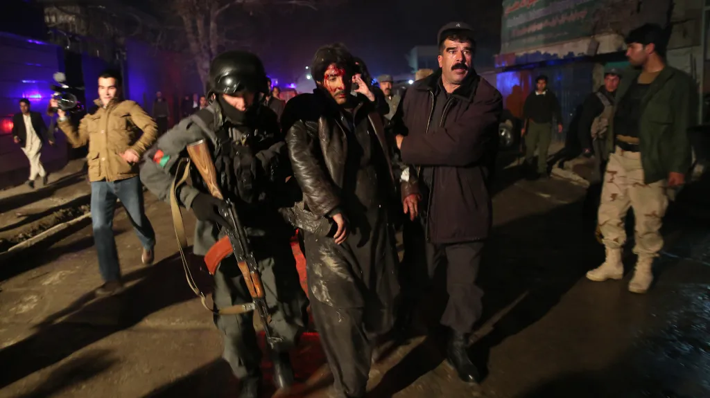 Afghánské bezpečnostní síly odvádějí muže zraněného při atentátu v Kábulu