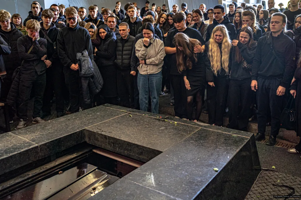 2. místo v kategorii Aktualita (Ray Baseley / Forum 24 / Kyiv Independent / Raketový útok na civilní čtvrť Kyjeva – Pohřeb rodiny Khudia)