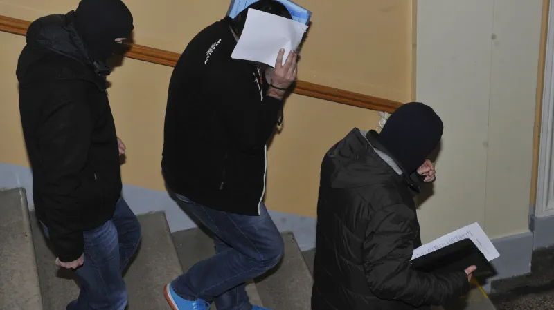 Soud poslal do vazby sedm obviněných. Uprostřed Martin Kalakaj