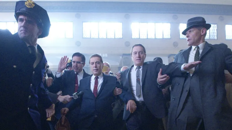Al Pacino jako Jimmy Hoffa a Robert De Niro jako Frank Sheeran