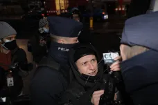 Novinářka zatčená při protestech v Polsku prý ohrožovala policistu. Jen jsem fotila, hájí se