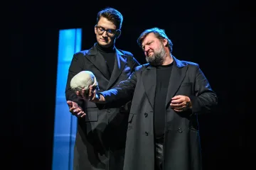 Brněnský Hamlet se hádá sám se sebou. Má duši Michala Isteníka a tělo Martina Mihála