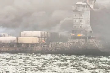 U pobřeží Anglie se srazila nákladní loď s tankerem, který začal hořet