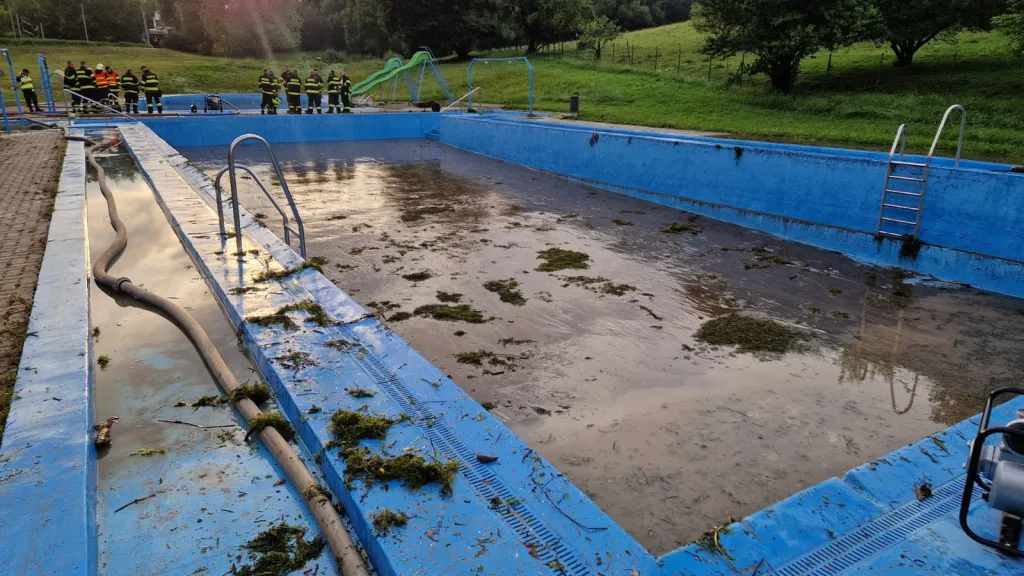 Poškozený bazén ve Valašských Kloboukách