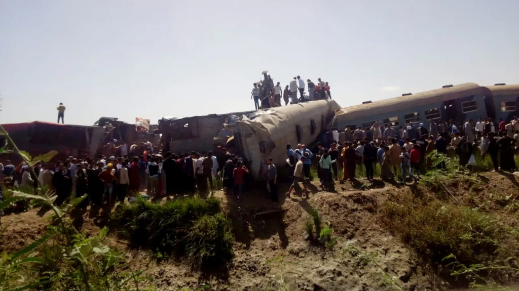 Srážka vlaků v egyptském Suhágu